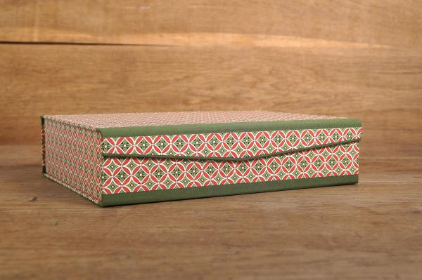 Rechteckige Schachtel mit Klappdeckel, rot-grünes Retromuster